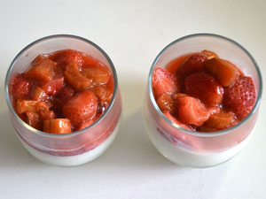 .. buttermilchpudding mit erdbeer-rhabarber-ragout