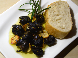 .. schnecken mit knoblauch und rosmarin in olivenöl