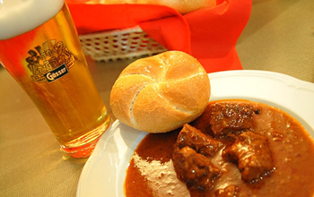 .. gulasch & bier