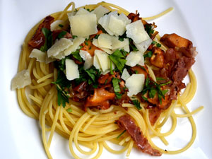 .. spaghetti mit eierschwammerl und prosciutto